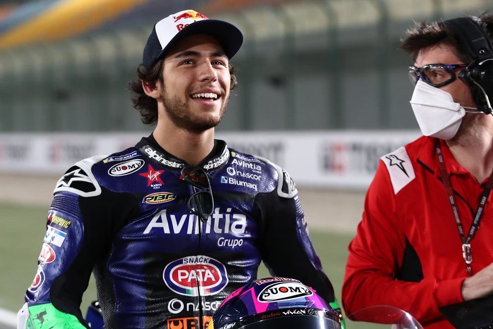 Kocak Tapi Bahaya, Enea Bastianini Kelilipan Rambut Sendiri di Balapan MotoGP Doha Kocak Tapi Bahaya, Enea Bastianini Kelilipan Rambut Sendiri di Balapan MotoGP Doha