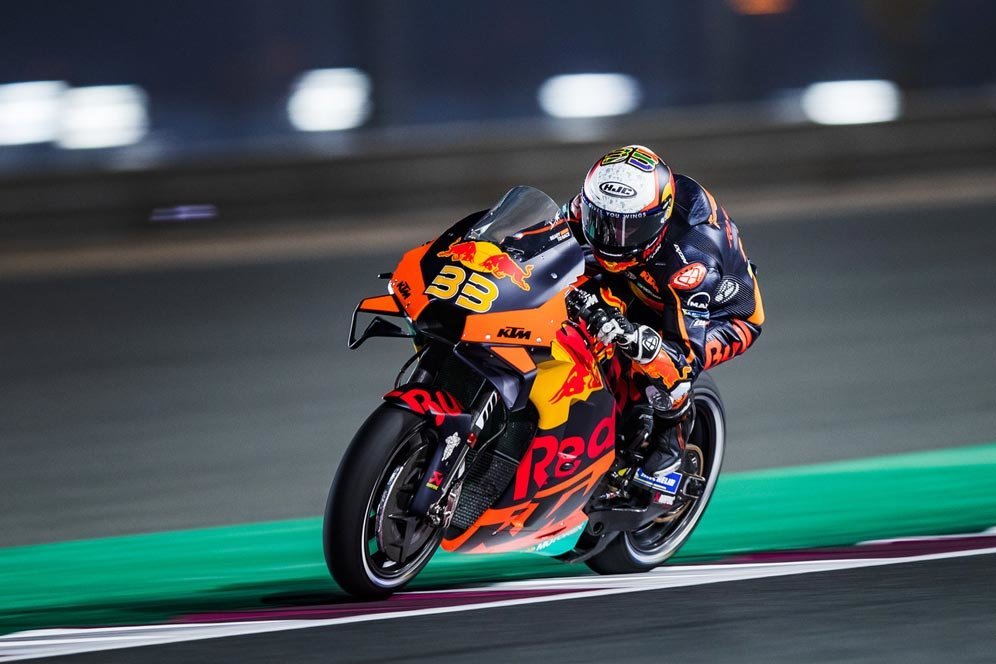 Brad Binder Jelaskan Alasan KTM Nekat Pakai Ban Medium di MotoGP Doha Brad Binder Jelaskan Alasan KTM Nekat Pakai Ban Medium di MotoGP Doha