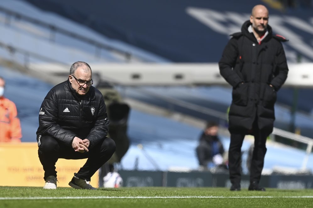 The Power of Marcelo Bielsa: Kalahkan Guardiola Sambil Jongkok dan Cabutin Rumput