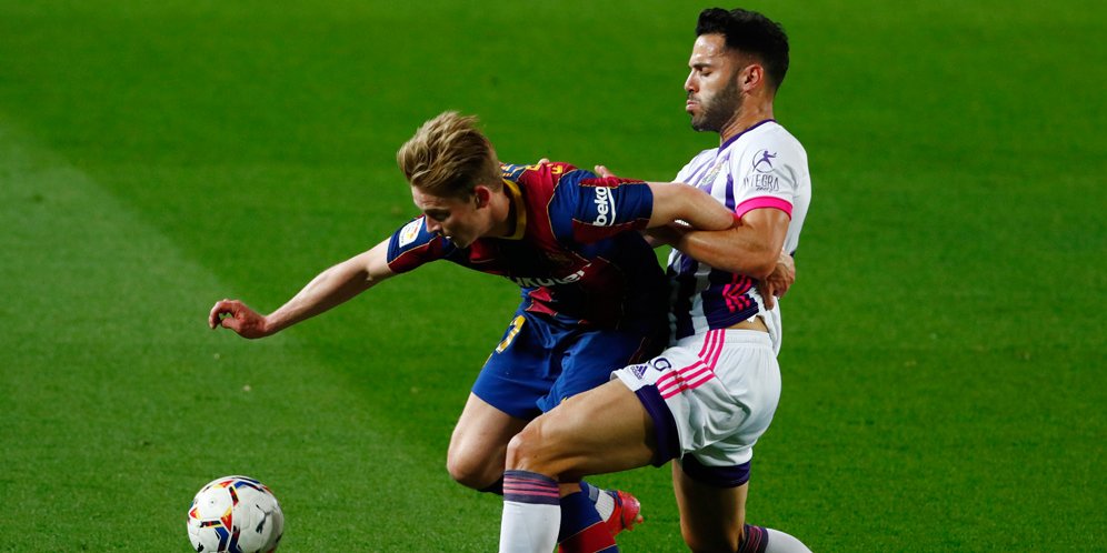 Frenkie de Jong berduel dengan Bruno Gonzalez, Barcelona vs Real Valladolid, La Liga 2020/21. (c) AP Photo