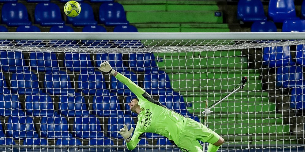 Aksi kiper Real Madrid, Thibaut Courtois, melayang menepis sepakan lawan. (c) AP Photo