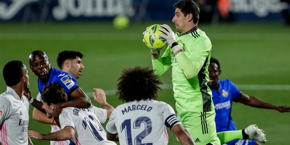 Aksi Thibaut Courtois di laga Getafe vs Real Madrid, La Liga 2020/21. (c) AP Photo
