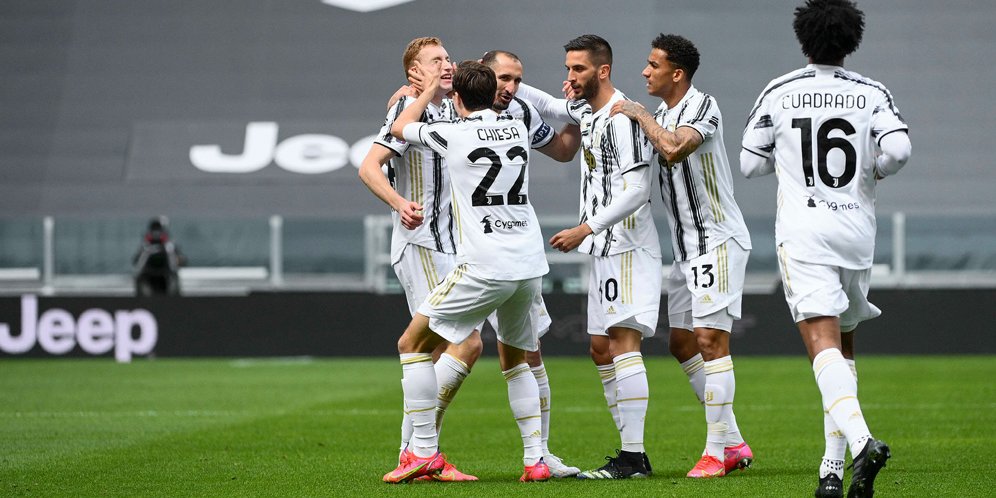 Skuad Juventus merayakan gol Dejan Kulusevski ke Genoa, Serie A 2020/21. (c) AP Photo