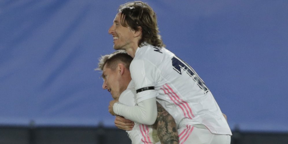 Luka Modric merayakan gol Toni Kroos ke gawang Barcelona, Minggu (11/4/2021) (c) AP Photo
