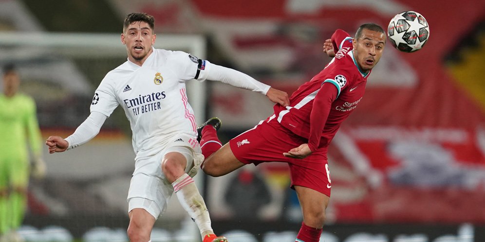 Aksi Federico Valverde (kiri) di laga Liverpool vs Real Madrid, Liga Champions 2020/21. (c) AP Photo