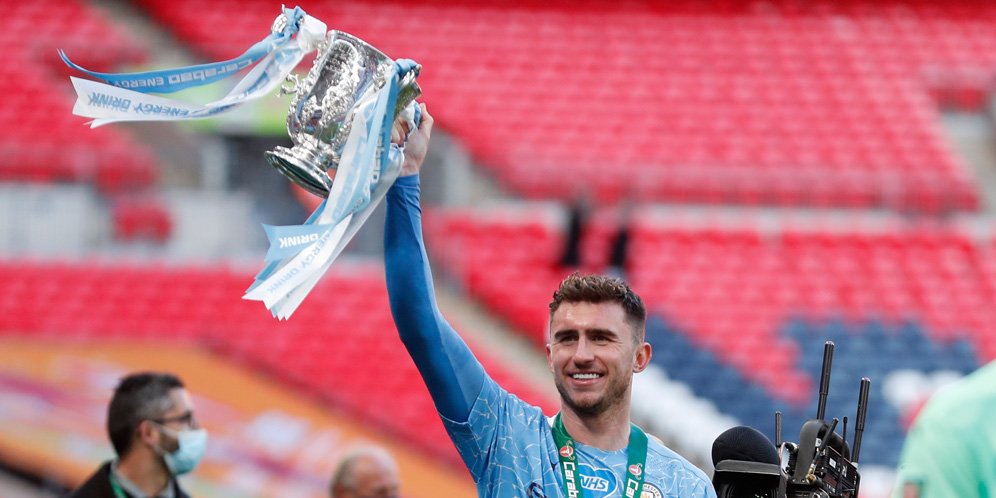 Aymeric Laporte mengangkat trofi juara Carabao Cup 2020/21. (c) AP Photo