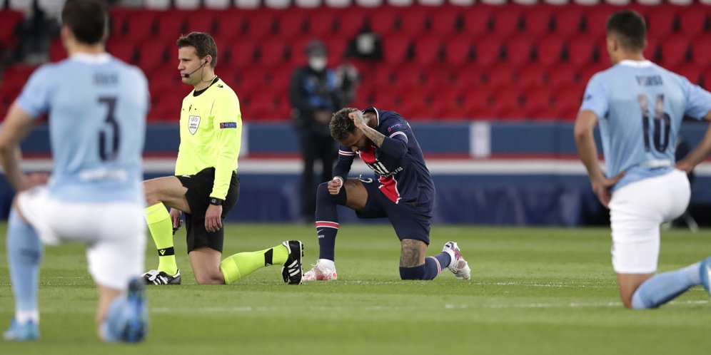 Neymar berlutut sebelum laga PSG vs Man City di semifinal Liga Champions 2020/2021 (c) AP Photo