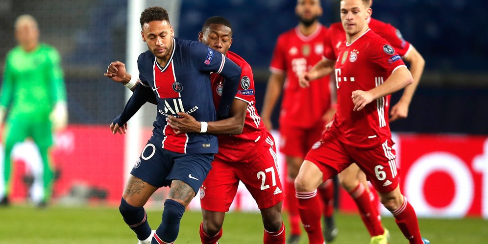 Neymar dalam kejaran David Alaba, PSG vs Bayern Munchen, Liga Champions 2020/21. (c) AP Photo