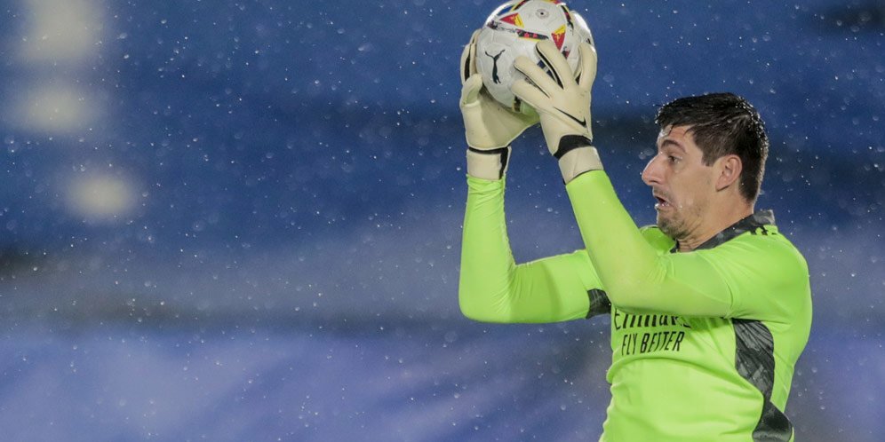 Aksi Thibaut Courtois pada laga Real Madrid vs Real Betis di pekan ke-32 La Liga 2020/2021 (c) AP Photo