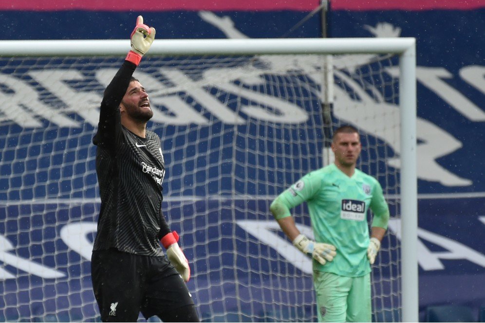 Ternyata Ada Sosok yang Bisiki Alisson Agar Maju ke Kotak Penalti West Brom, Siapa Tuh? Ternyata Ada Sosok yang Bisiki Alisson Agar Maju ke Kotak Penalti West Brom, Siapa Tuh?