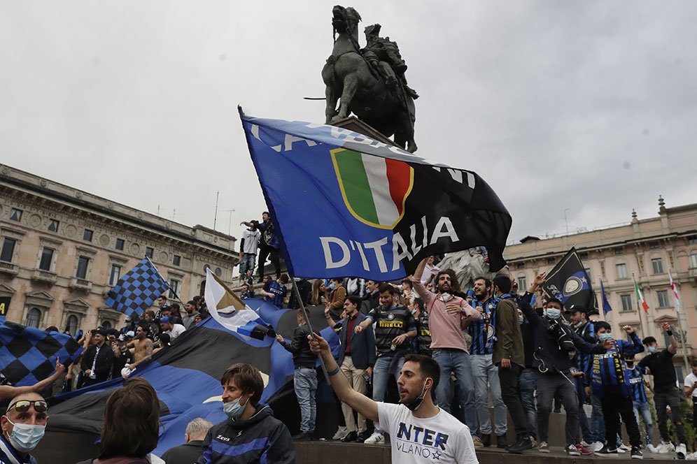 Galeri Foto: Fans Inter Rayakan Scudetto di Pusat Kota Milan Galeri Foto: Fans Inter Rayakan Scudetto di Pusat Kota Milan
