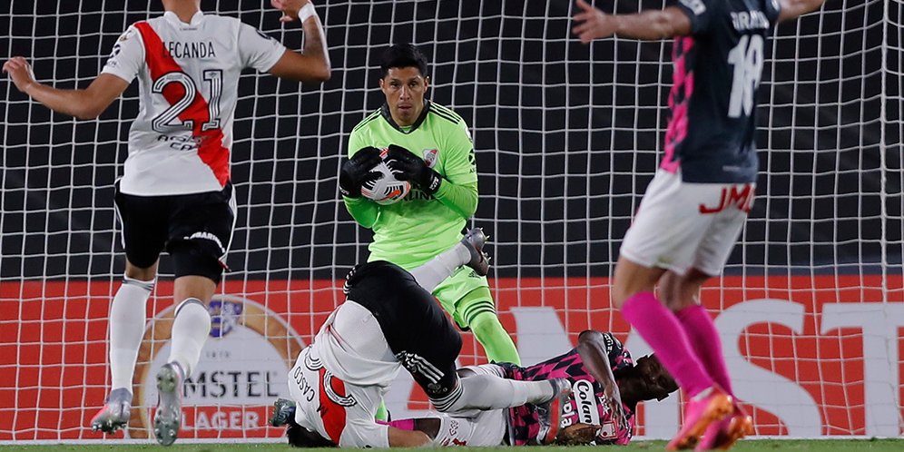 Aksi Enzo Perez, kiper River Plate, dalam duel kontra Santa Fe (c) AP Photo