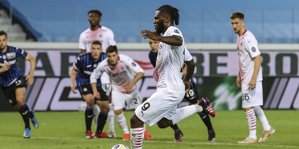 Franck Kessie mengeksekusi penalti di laga Atalanta vs AC Milan di Gewiss Stadium, Senin (24/05/2021) dini hari WIB. (c) LaPresse via AP Photo