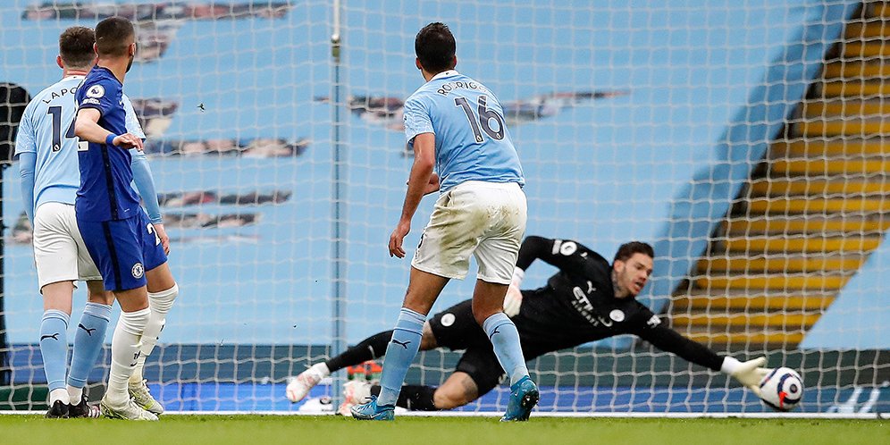 Momen gol Hakim Ziyech di laga Manchester City vs Chelsea, Premier League 2020/21. (c) AP Photo