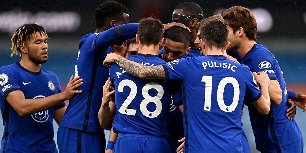 Skuad Chelsea merayakan gol Hakim Ziyech ke gawang Manchester City, Premier League 2020/21. (c) AP Photo