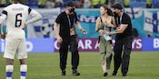 Foto Pitch Invader Berpakaian Minim yang 'Ganggu' Laga Finlandia vs Belgia Foto Pitch Invader Berpakaian Minim yang 'Ganggu' Laga Finlandia vs Belgia