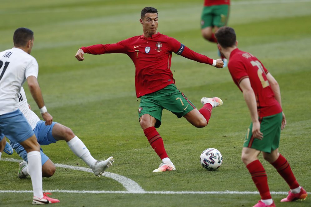 Eksekusi Tendangan Bebasnya Ambyar, Ronaldo Jadi Bulan-bulanan Netizen Eksekusi Tendangan Bebasnya Ambyar, Ronaldo Jadi Bulan-bulanan Netizen