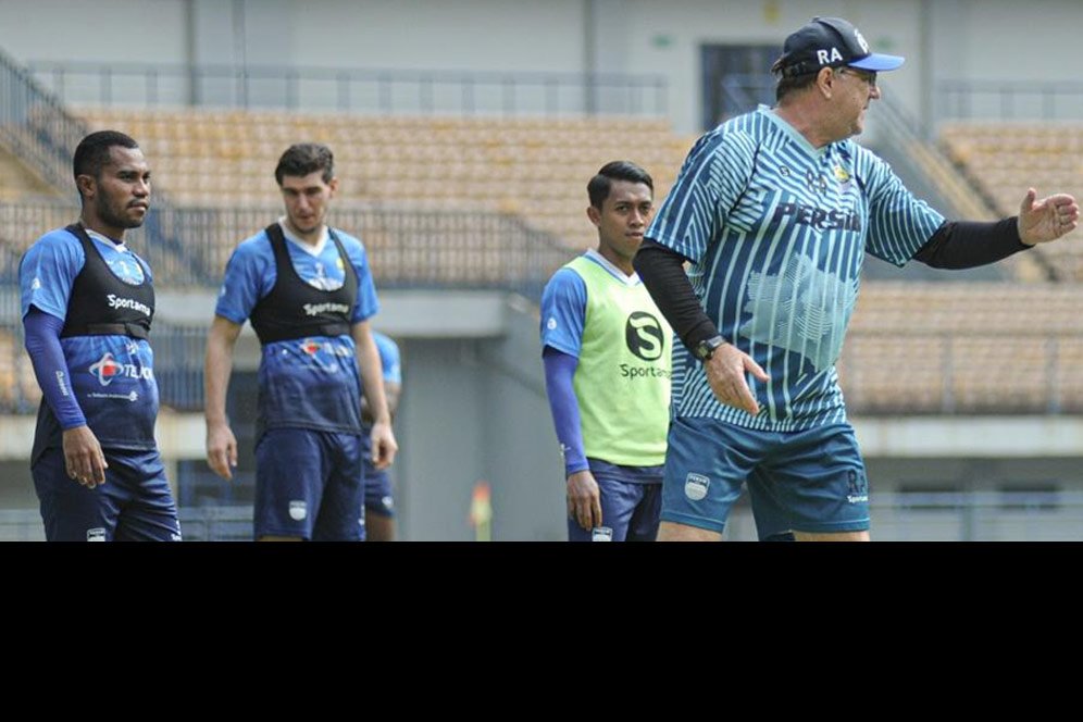 BRI Liga 1: Robert Alberts Kurang Yakin dengan Performa Persib Bandung BRI Liga 1: Robert Alberts Kurang Yakin dengan Performa Persib Bandung