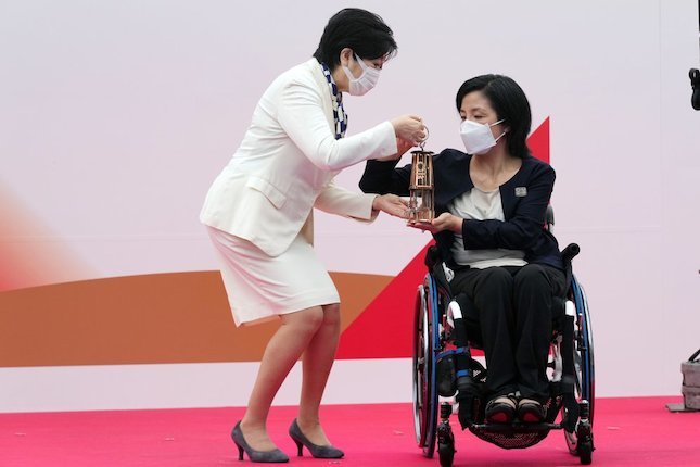 Dibawa ke Podium oleh Atlet Paralimpic Dibawa ke Podium oleh Atlet Paralimpic