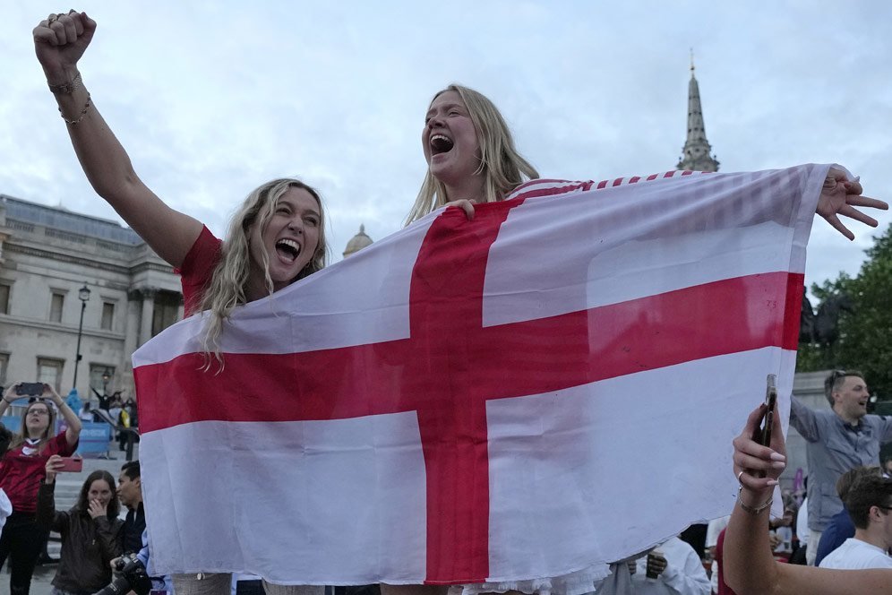 Ketuk Palu! UEFA Denda Inggris Rp524 Juta karena Ulah Nakal Fans di Euro 2020 Ketuk Palu! UEFA Denda Inggris Rp524 Juta karena Ulah Nakal Fans di Euro 2020