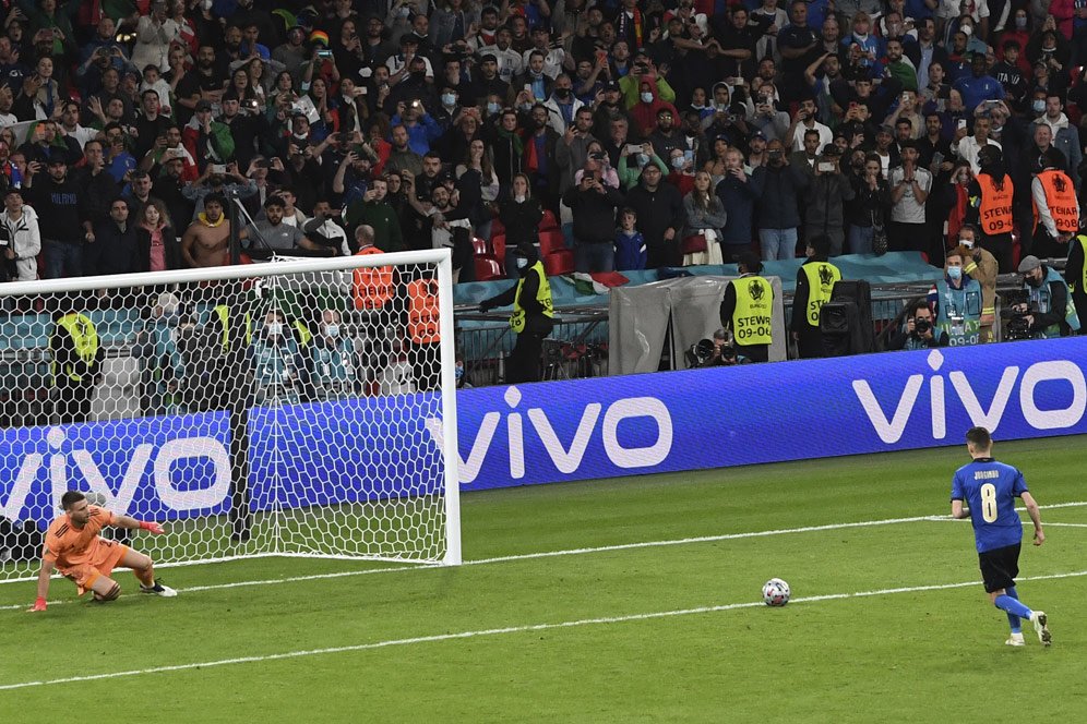 Unai Simon Terkecoh Penalti Jorginho, Netizen: Gapunya Kuota Nonton Video? Telfon Ederson!