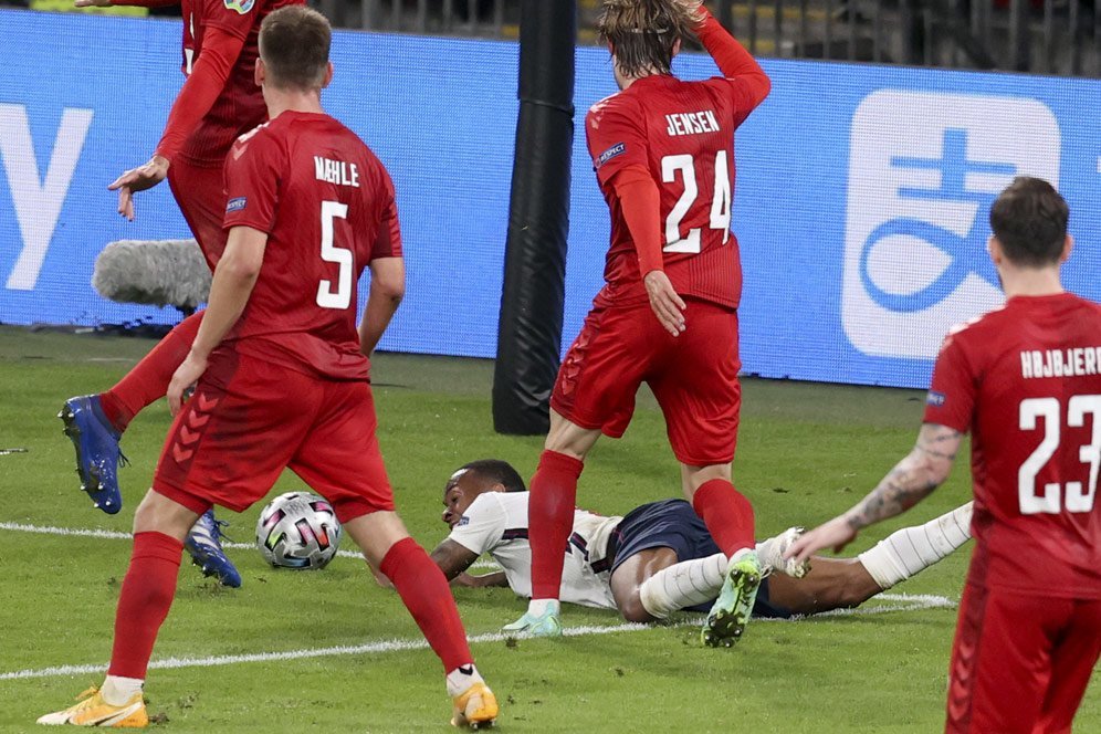 Penalti Kontroversial Inggris Lawan Denmark Bikin Eks Wasit FiFA Ini Ikut Gagal Paham Penalti Kontroversial Inggris Lawan Denmark Bikin Eks Wasit FiFA Ini Ikut Gagal Paham