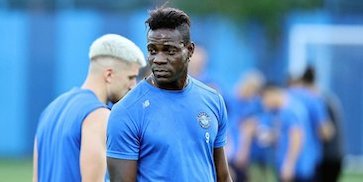 Karier Makin Meredup, Mario Balotelli Mulai Banting Setir Jadi Model Catwalk, Tampil Memukau di Paris Fashion Week