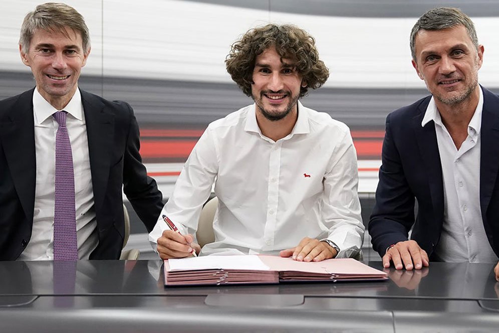 Fans AC Milan Mungkin Bisa Saksikan Yacine Adli Kenakan Seragam Rossoneri Lebih Cepat Fans AC Milan Mungkin Bisa Saksikan Yacine Adli Kenakan Seragam Rossoneri Lebih Cepat