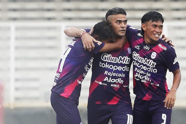 Duduk di Posisi Ketiga Duduk di Posisi Ketiga