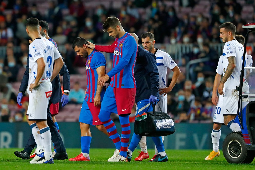 Masalah Barcelona Bertambah: Pique Cedera, Aguero Dibawa Ambulans Masalah Barcelona Bertambah: Pique Cedera, Aguero Dibawa Ambulans