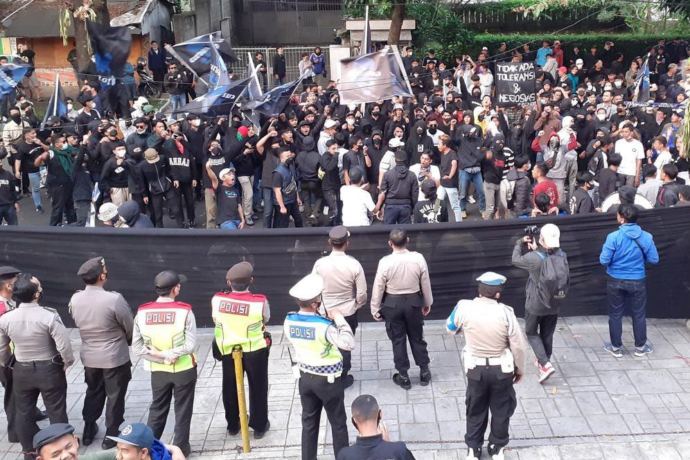 'Tanpa Hati Silakan Out', Aksi Long March Bobotoh Berlangsung Hingga Malam 'Tanpa Hati Silakan Out', Aksi Long March Bobotoh Berlangsung Hingga Malam
