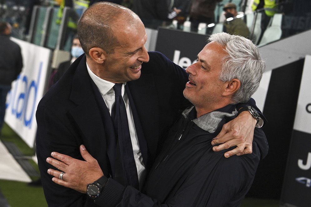 Lagi! Jose Mourinho Beri 'Salam 3 Jari' Kepada Fans Juventus
