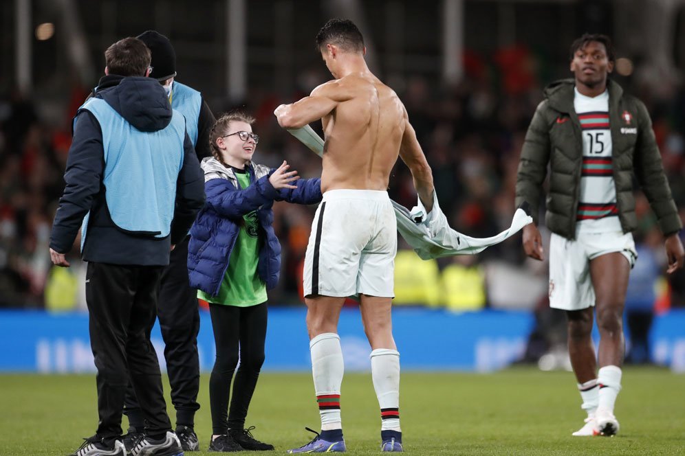 Keren! Cristiano Ronaldo Peluk dan Beri Jersey Fans Cilik Rep. Irlandia Keren! Cristiano Ronaldo Peluk dan Beri Jersey Fans Cilik Rep. Irlandia