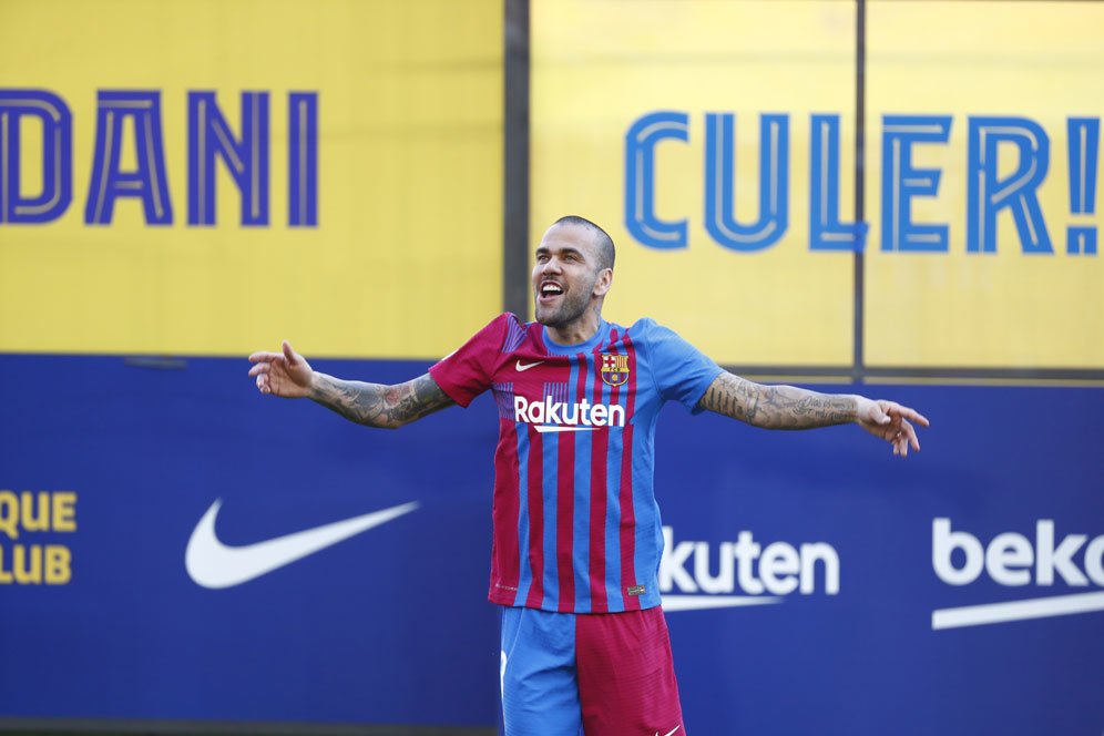 Barcelona dan Batu-Kertas-Gunting, Tantangan Terbesar untuk Dani Alves Barcelona dan Batu-Kertas-Gunting, Tantangan Terbesar untuk Dani Alves