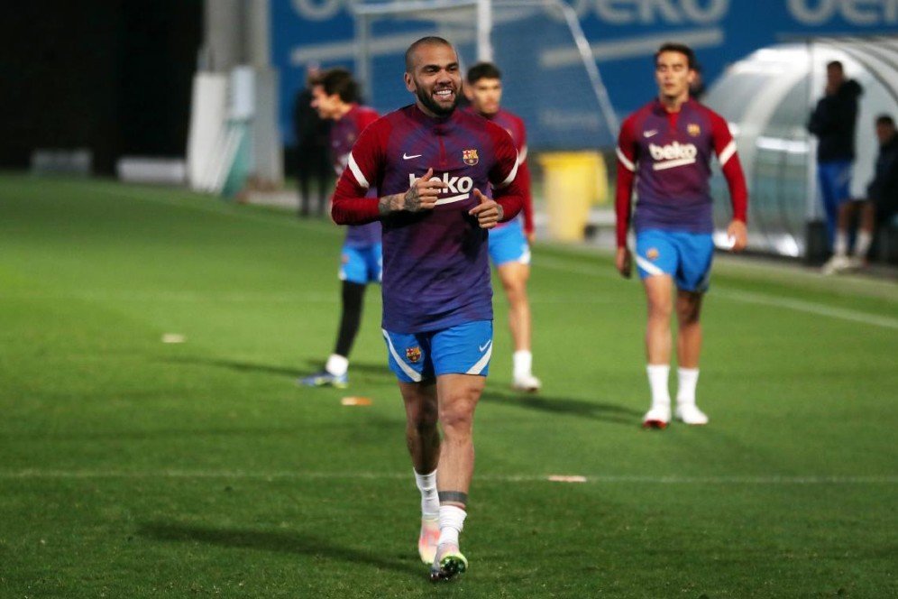 Kata Xavi Soal Kembalinya Dani Alves ke Barcelona Kata Xavi Soal Kembalinya Dani Alves ke Barcelona