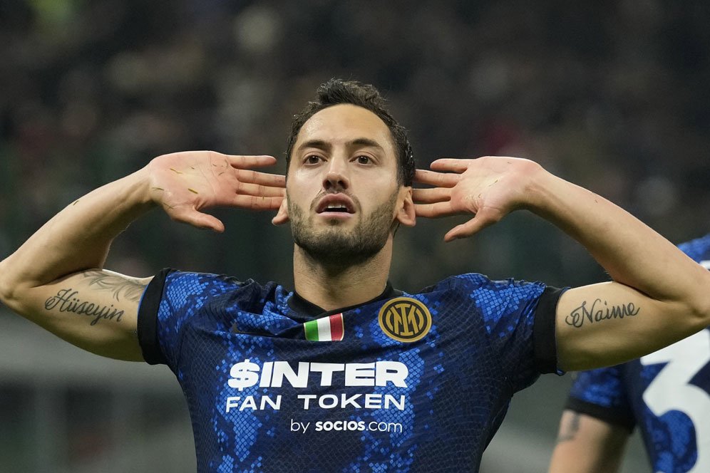 Cetak Gol ke Gawang Mantan, Hakan Calhanoglu Luar Biasa! Cetak Gol ke Gawang Mantan, Hakan Calhanoglu Luar Biasa!