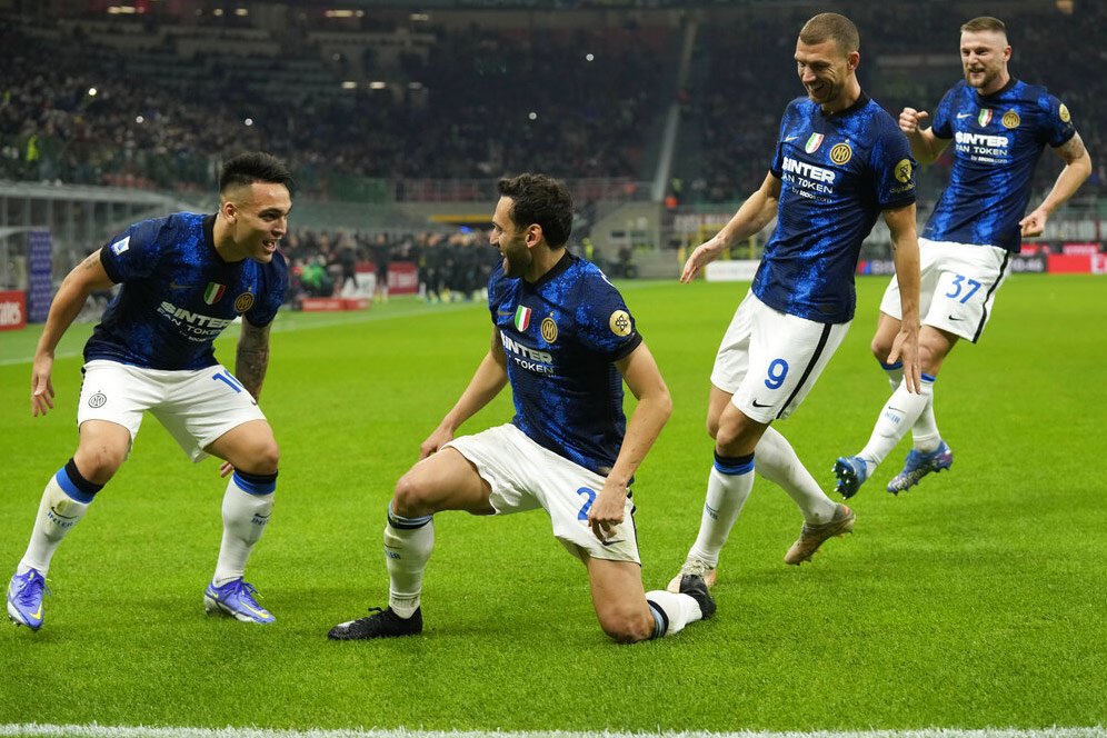 'Kata-kata Mutiara' Fans AC Milan untuk Selebrasi Hakan Calhanoglu di Derby Milan: Najis, Parasit 'Kata-kata Mutiara' Fans AC Milan untuk Selebrasi Hakan Calhanoglu di Derby Milan: Najis, Parasit
