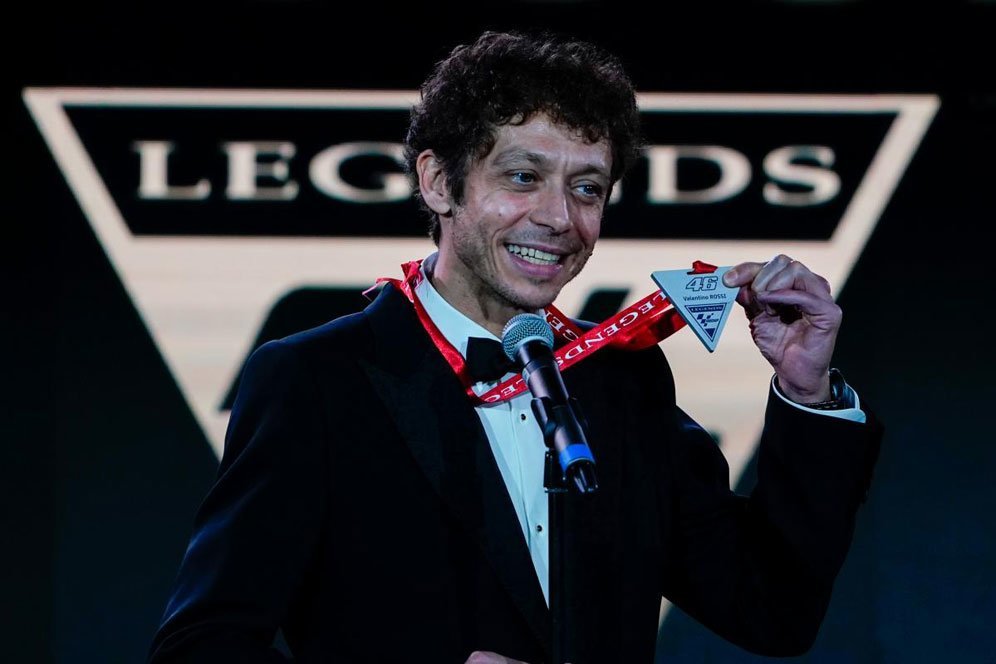 Belum Sehari Pensiun, Valentino Rossi Langsung Resmi Jadi MotoGP Legend Belum Sehari Pensiun, Valentino Rossi Langsung Resmi Jadi MotoGP Legend