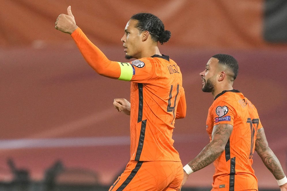 Van Gaal Utak-Atik Formasi Belanda, Van Dijk Gak Begitu Suka Nih! Van Gaal Utak-Atik Formasi Belanda, Van Dijk Gak Begitu Suka Nih!
