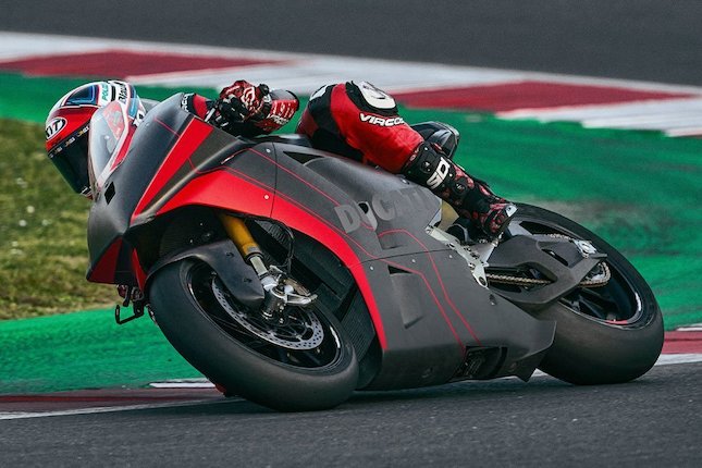 8 Seri, 16 Balapan, Debut Silverstone