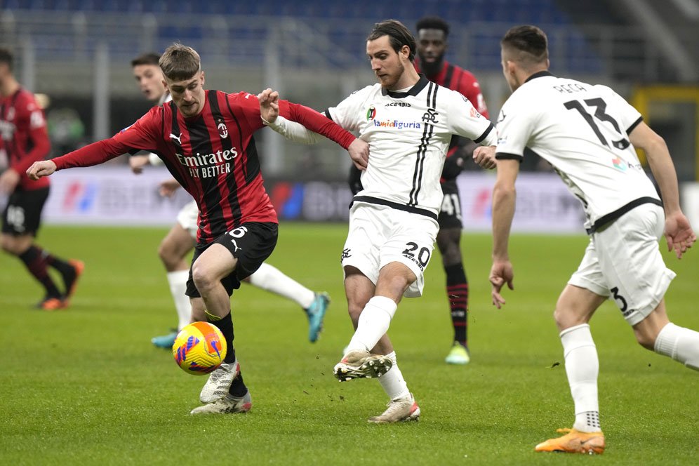 Dijegal Spezia, Calabria Salahkan AC Milan Ketimbang Wasit Dijegal Spezia, Calabria Salahkan AC Milan Ketimbang Wasit