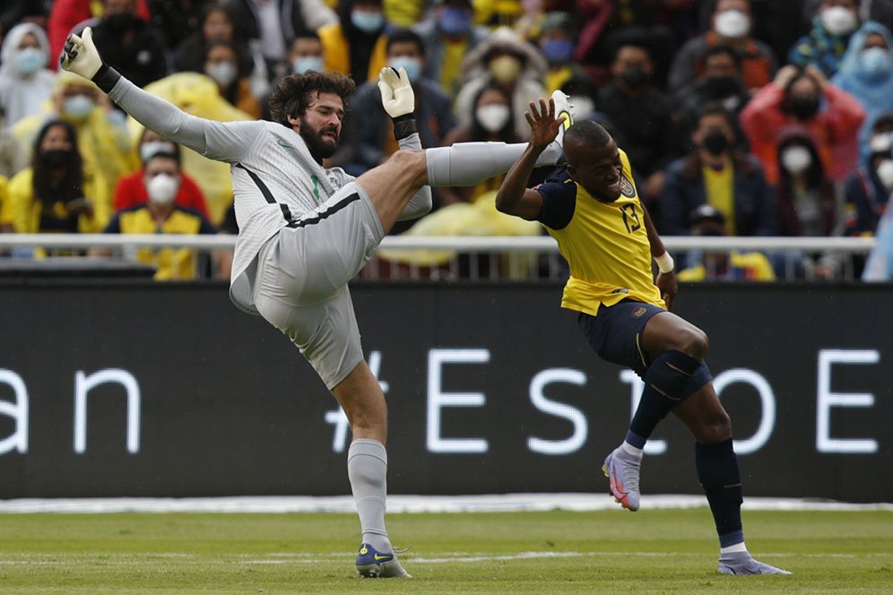 Dua Pelanggaran Fatal dari Alisson di Laga Ekuador vs Brasil, Kok Tidak Dikartu Merah? Dua Pelanggaran Fatal dari Alisson di Laga Ekuador vs Brasil, Kok Tidak Dikartu Merah?