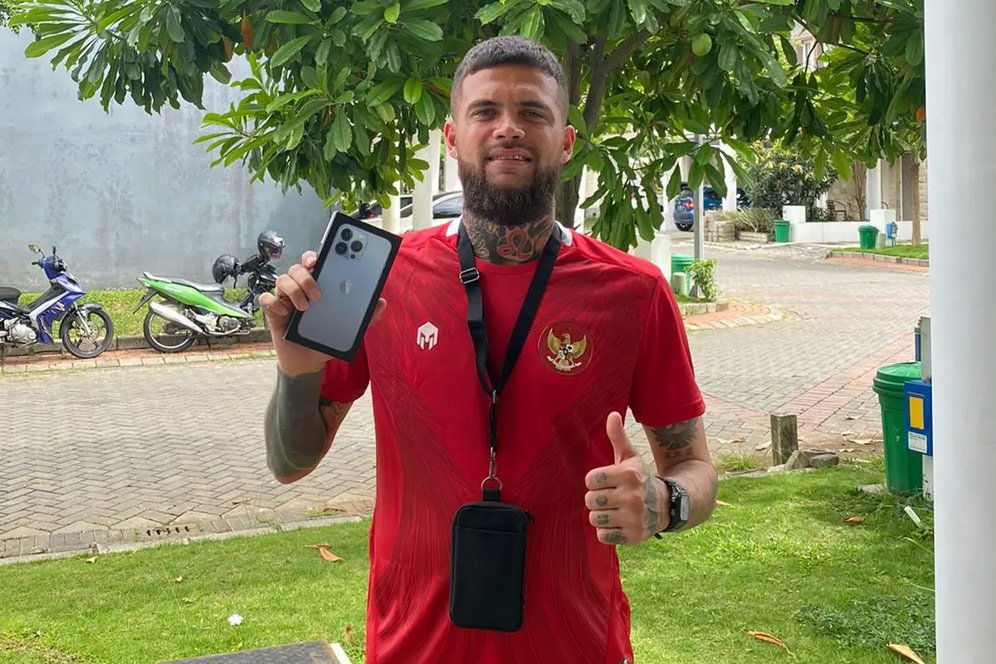 BRI Liga 1: Bakar Motivasi Pemain untuk Putaran Kedua, Bos Arema Bagikan Ponsel Mewah BRI Liga 1: Bakar Motivasi Pemain untuk Putaran Kedua, Bos Arema Bagikan Ponsel Mewah