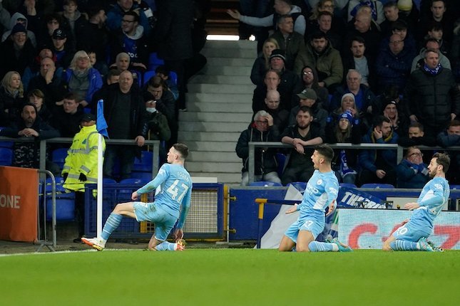 2. Beruntung bisa cetak gol
