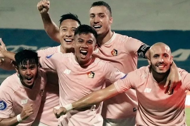 Umpan ke Jersey yang Sama Umpan ke Jersey yang Sama