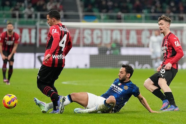 Gelandang: Hakan Calhanoglu