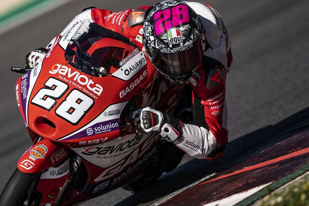 Para Rider Moto3 Kena Lumpur di FP1, Petugas Mandalika Gercep Bersihkan Trek Para Rider Moto3 Kena Lumpur di FP1, Petugas Mandalika Gercep Bersihkan Trek