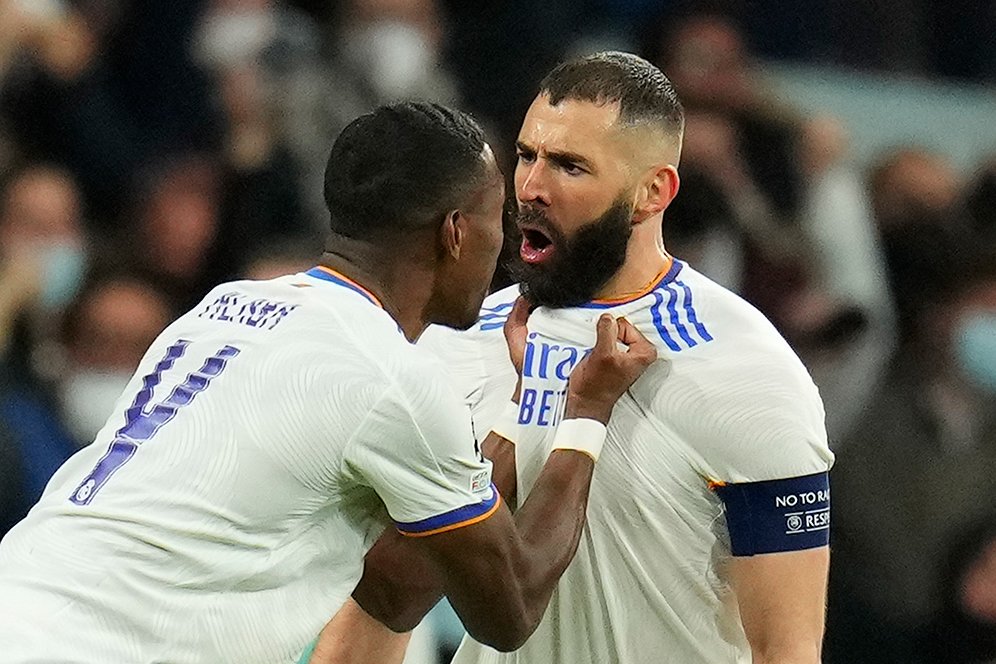 Rayakan Hattrick Karim Benzema, David Alaba dan Eder Militao Angkat 'Piala' Kursi Rayakan Hattrick Karim Benzema, David Alaba dan Eder Militao Angkat 'Piala' Kursi