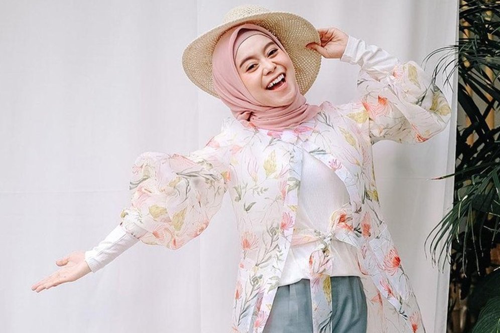 Lesti Nyanyi Shopee COD di Ultah Billar, Netizen: Pesta Ulang Tahunnya Meriah Banget! Lesti Nyanyi Shopee COD di Ultah Billar, Netizen: Pesta Ulang Tahunnya Meriah Banget!