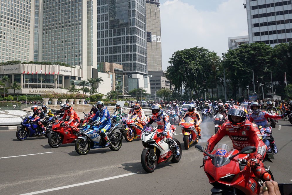 Foto-Foto: Antusiasme Tinggi di Parade MotoGP Jakarta, Fans Valentino Rossi Tetap Hadir Foto-Foto: Antusiasme Tinggi di Parade MotoGP Jakarta, Fans Valentino Rossi Tetap Hadir